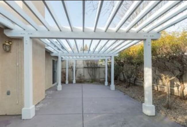 Building Photo - 3-bedroom, 2-bath home in Sierra Bonia Sen...