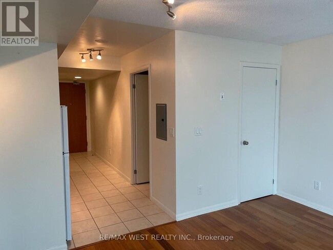 Building Photo - 219 Fort York Blvd