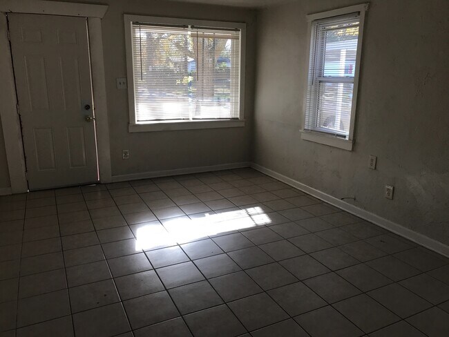 Foto del edificio - 2 BR 1 Bath