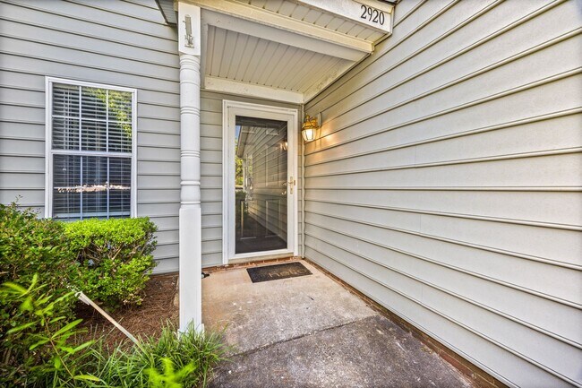 Foto del edificio - Light and bright 2-primary suite, 2-bath condo in Firethorne of Charlotte.