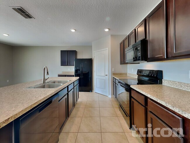 Foto del edificio - 935 Summer Glen Dr