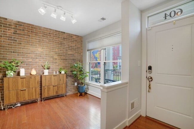 Building Photo - 604 Regent Pl NE