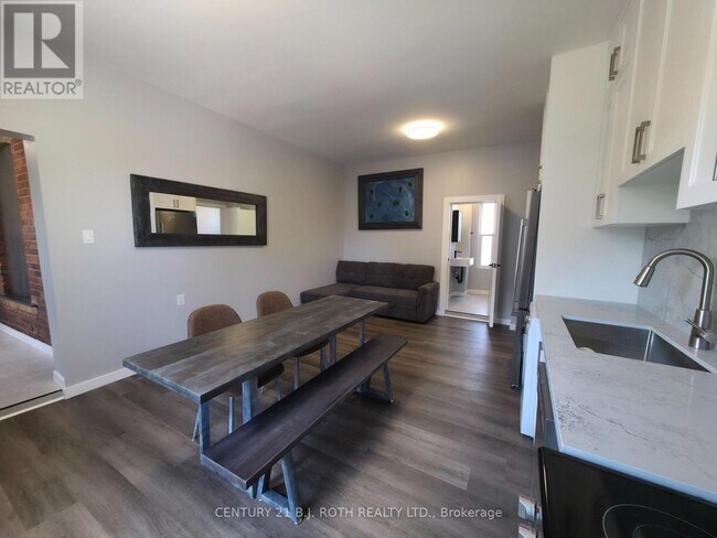 Building Photo - 82 Albert St N