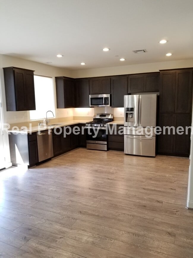 Building Photo - AVAILABLE AUGUST - New Paso Townhouse - 3 ...