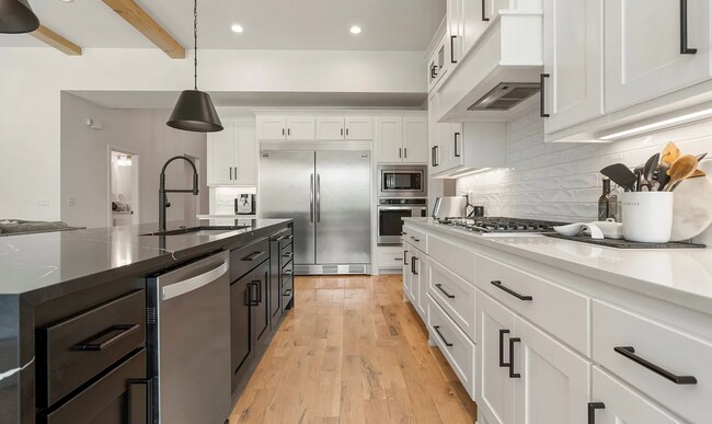 Foto del edificio - Gorgeous 4 bedroom & 4 Bath Luxury Home in...