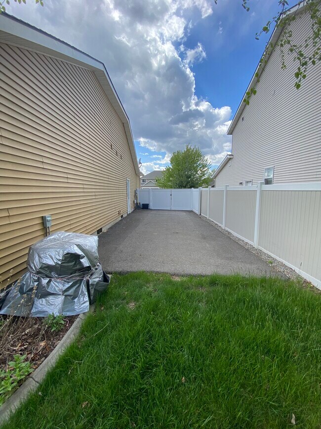 Building Photo - 8665 Salmonberry