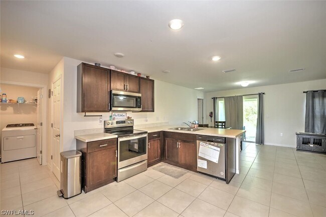 Building Photo - 666 Vanola Ct