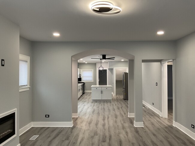 Building Photo - 14846 Woodlawn Ave