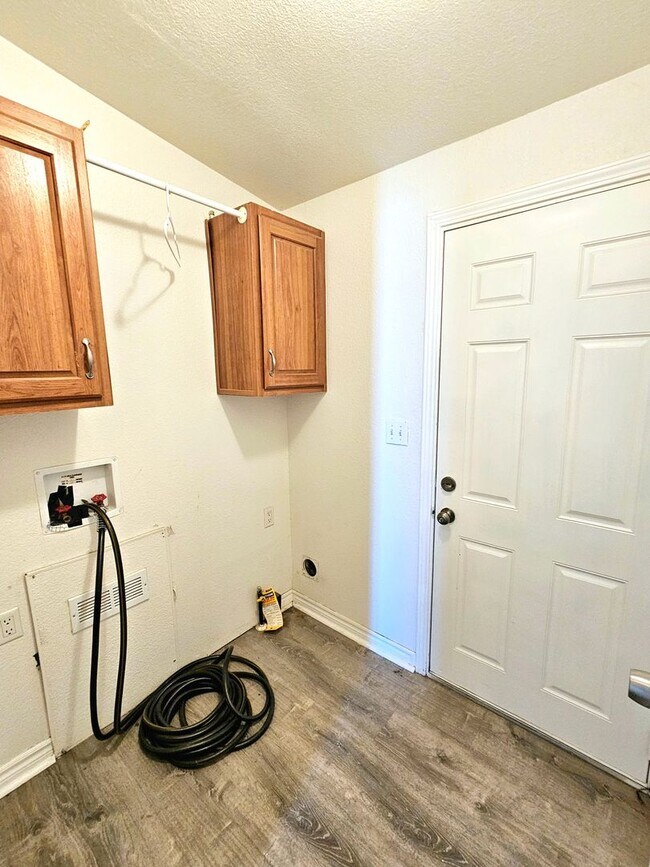 Building Photo - Cozy 3 Bedroom 2 Bathroom Home