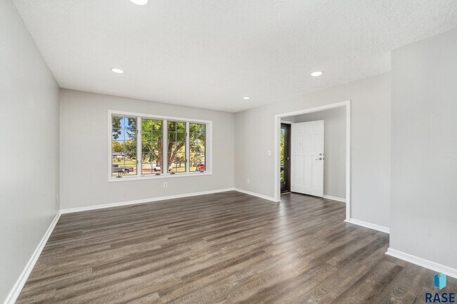 Building Photo - 2412 S Sheffield Cir