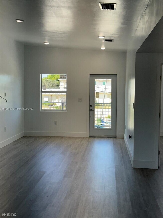 Foto del edificio - 3 br, 2 bath House - 526 NW 6th Street B