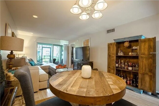 Building Photo - 2 Bedroom 1.5 Bath Urban Retreat Near the ...
