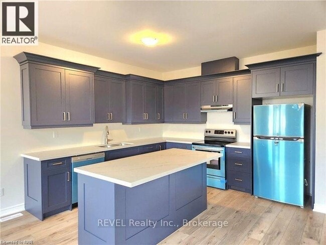Building Photo - 15 Shamrock Cmn