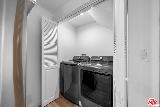 Foto del edificio - 1535-1534 N Kingsley Dr