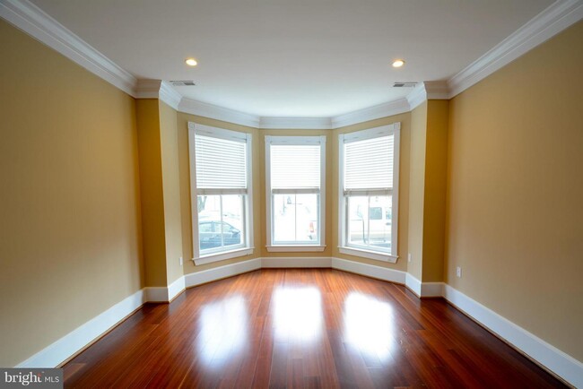 Foto del edificio - 900 S Washington St
