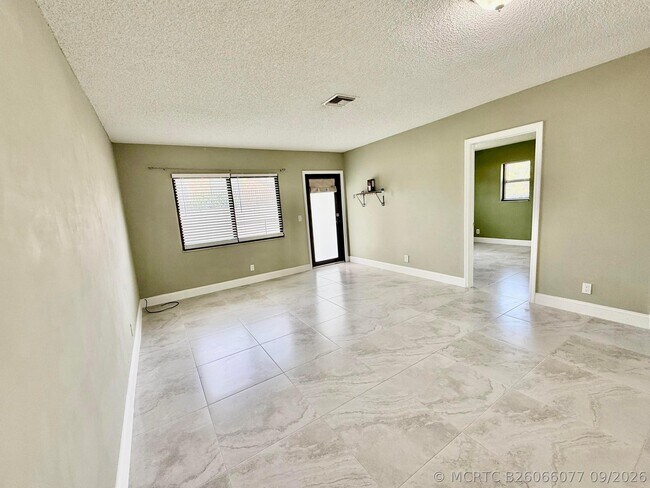 Foto del edificio - 1691 W 26th St