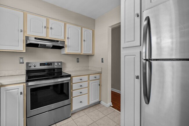 Building Photo - Great Location and Access to Interstate!
