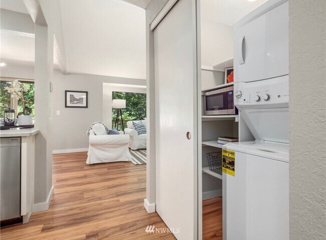 Foto del edificio - 705 143rd Ave NE