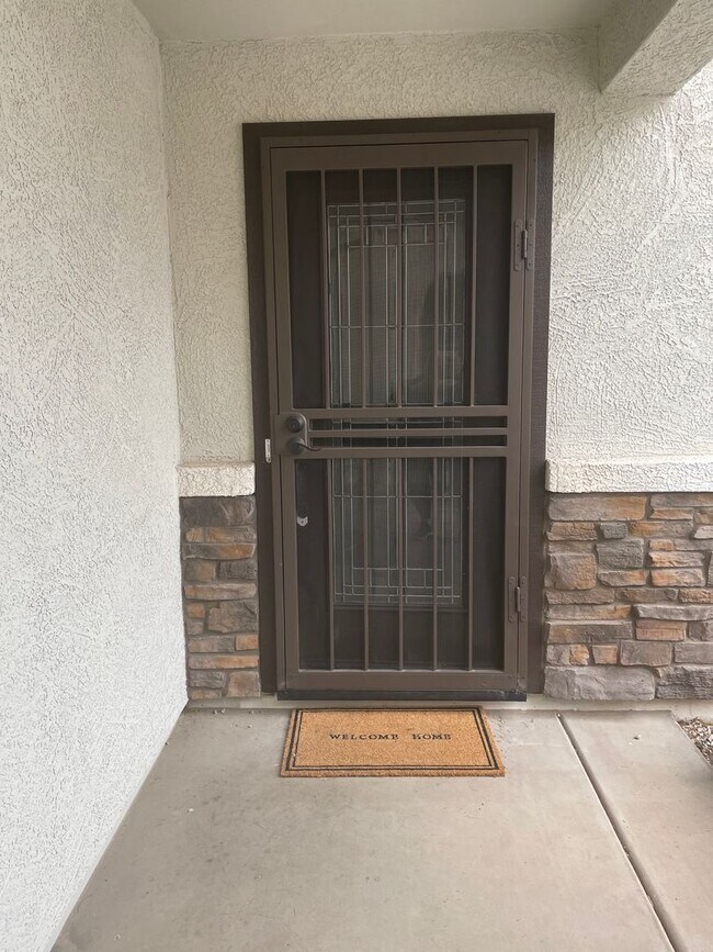 Building Photo - LARGE 4 BEDROOM HOME IN CHANDLER WITH SOLA...