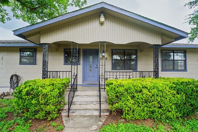 Building Photo - Classic Northeast San Antonio Gem with Two Living Areas - Realtor Commission: $500
