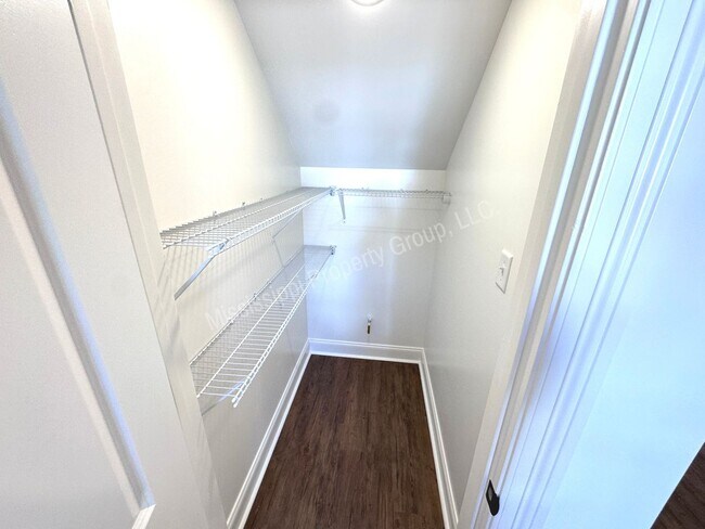 Building Photo - 3BR/3.5BA Stand Alone House in South Grove