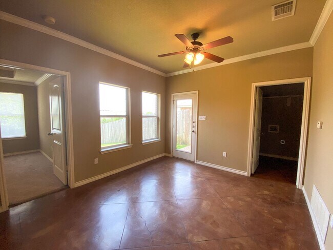 Building Photo - Beauford 3016 - 3020