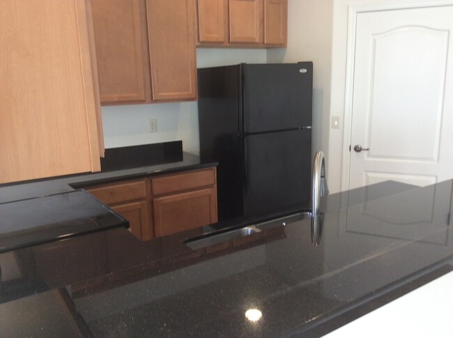 Foto del edificio - 4 Bdrm + Den / 2.5 Bath, 2 Story NW, off T...