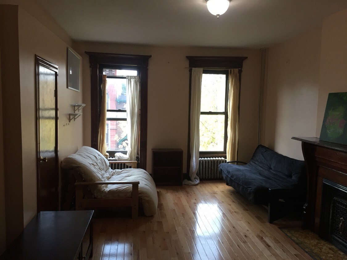 lounge with 2 futons - 657 Jefferson Ave