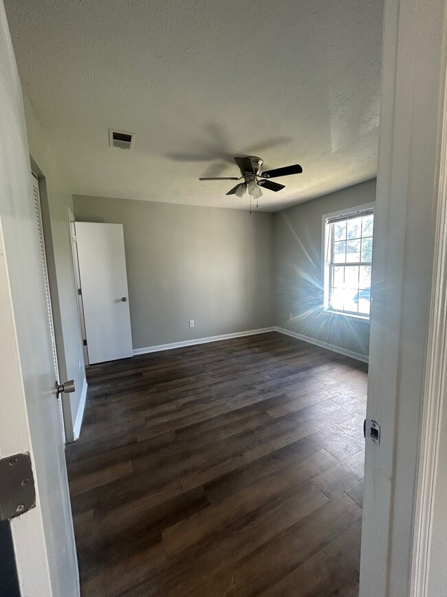 Building Photo - 717 Raintree Ln