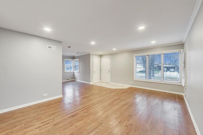 Building Photo - 1527 Monroe Ave