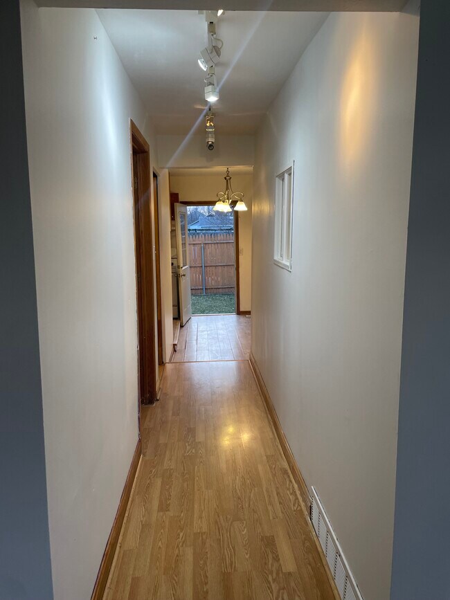 Building Photo - 857 Lloyds Ave