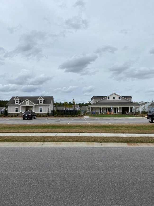 Building Photo - 4 Bedroom 2.5 Bath Home in Cane Bay Planta...