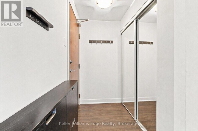 Photo du bâtiment - 2200 Lake Shore Blvd W