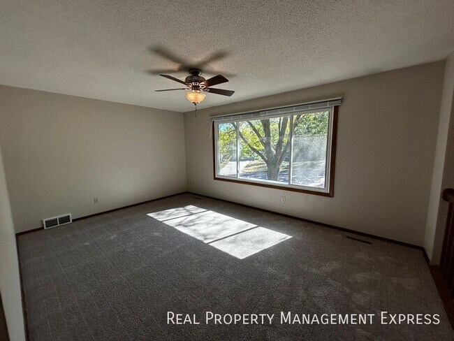Foto del edificio - 3 Bedroom 2 Bathroom Home with a Fireplace...
