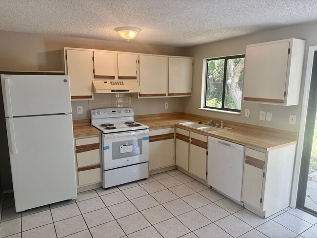 Building Photo - 3/2 in Port Richey!