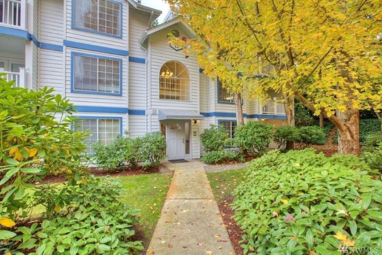 Primary Photo - Warm and Cozy 3 Bedroom Condo For Rent