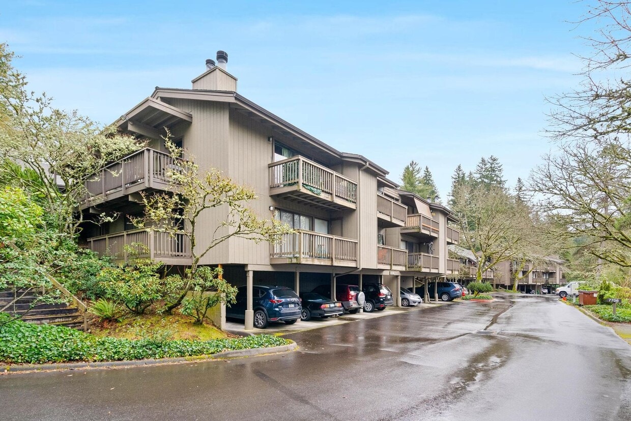 Spacious 1-bdrm/1-bath condo w/ 2 parking spaces. Move-in special, balcony, fireplace, hot tub, &... - Spacious, comfortable 1-bdrm/1-bath condo. Move-in special, rec center, hot tub, pool, peaceful l...