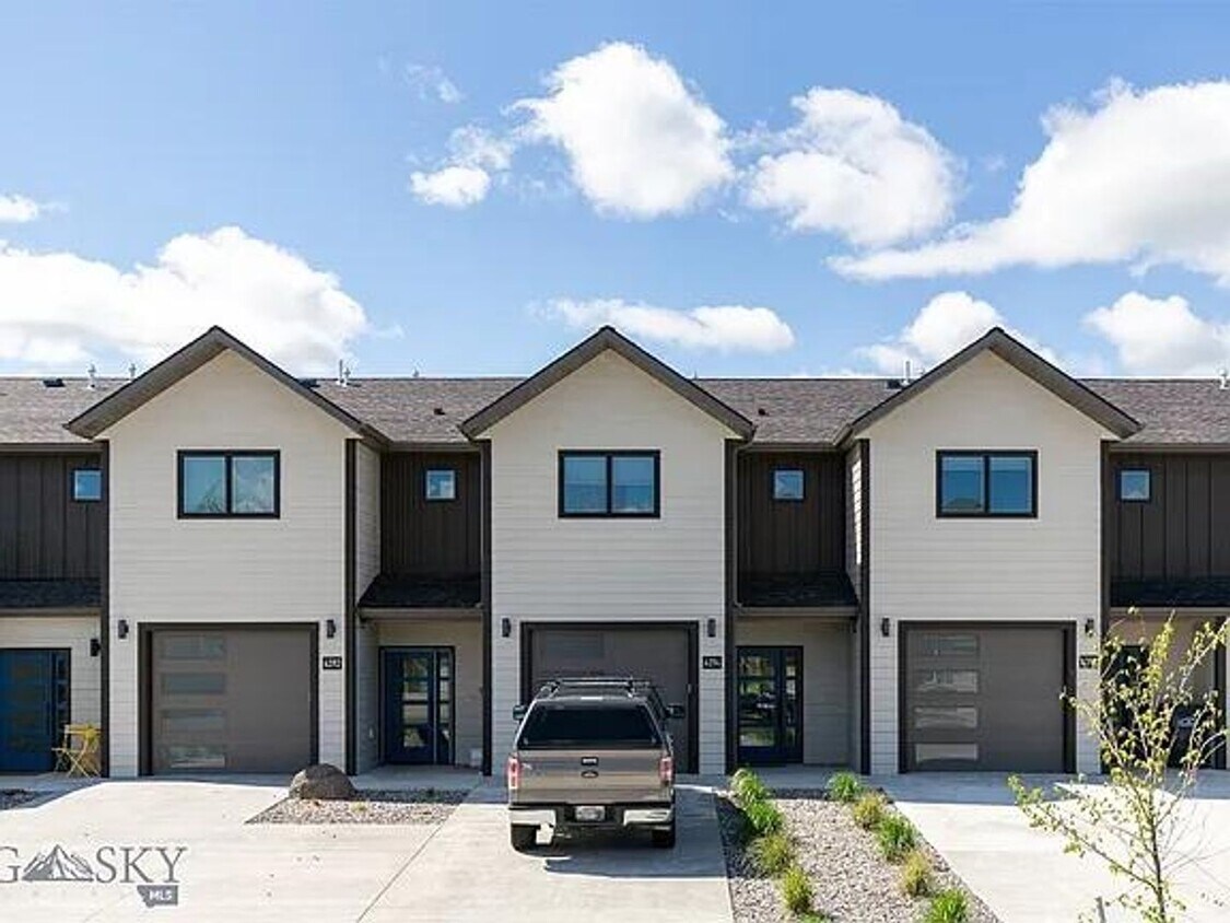 Primary Photo - 3 Bd / 2.5 Bath Townhome