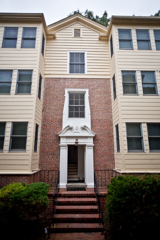 Building Photo - Beautiful condo with sunroom and hardwood floors - Short term lease only!