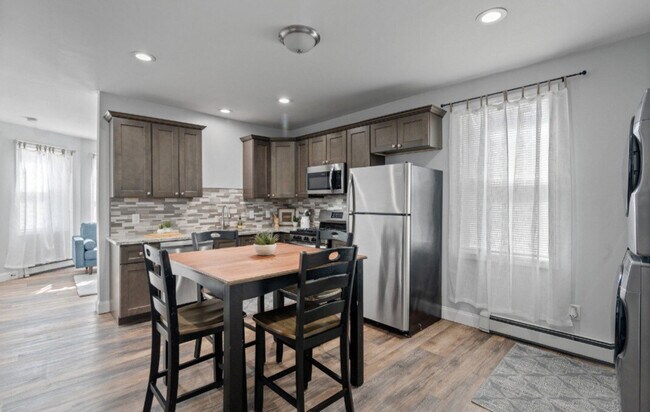 Building Photo - 346 Admiral St