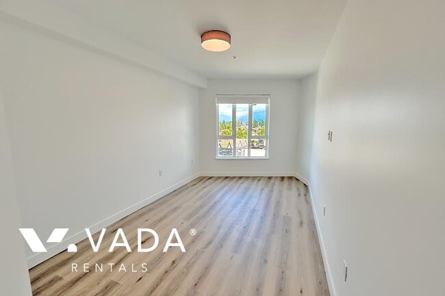 Building Photo - 3068 Kingsway