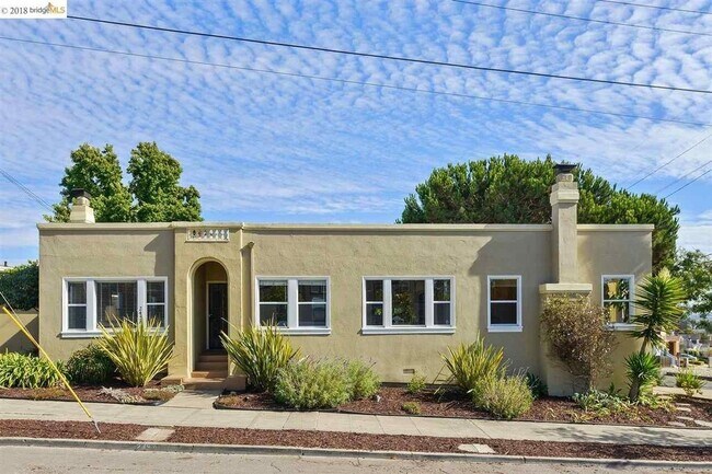 Building Photo - 5300 Trask St