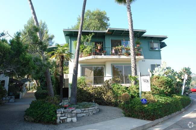 Building Photo - Holiday Manor