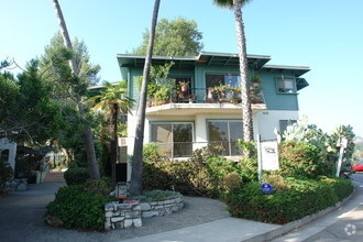 Building Photo - Holiday Manor