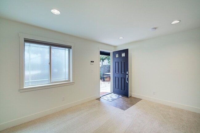 Building Photo - 2Bd/1.5Ba Seattle Townhouse