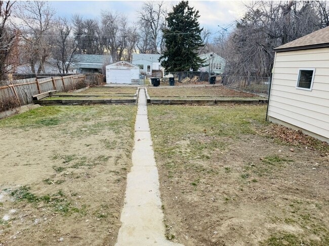 Building Photo - Utilities Included Near Hospital with Free Shared Laundry