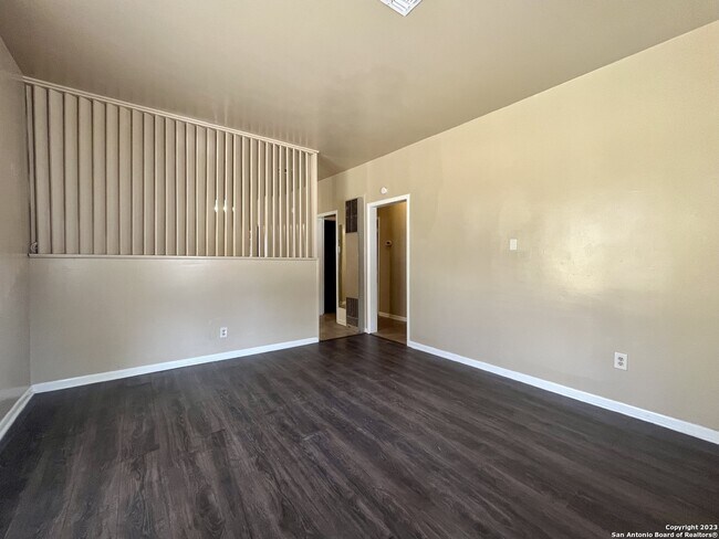 Building Photo - 120 Gifford St