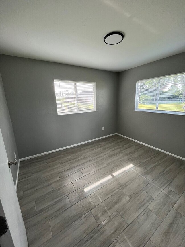 Foto del edificio - ** COMPLETELY REMODELD UNFURNISHED 2/1 DUP...