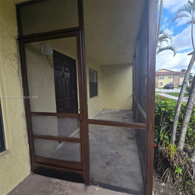 Foto del edificio - 10020 Winding Lake Rd