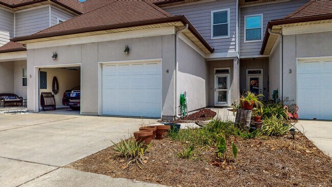 Building Photo - Two Bedroom Townhome w/garage located sout...